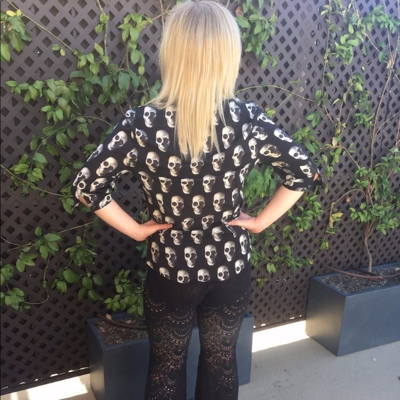 NWOT Black & White 3D Skull Button Up Top - Picture 3 of 6